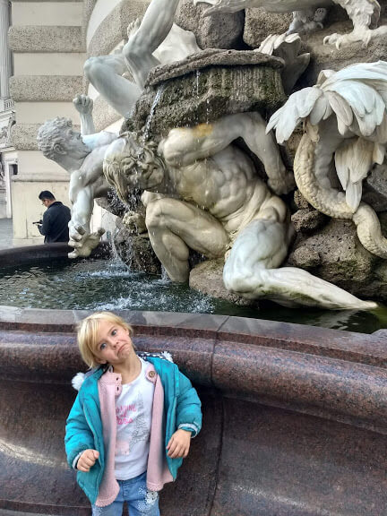 Vienna with kid, statues